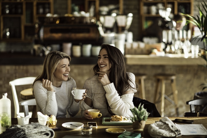 Freunde im Café