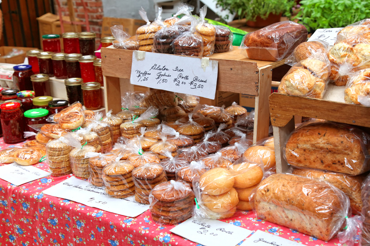 Backwaren und hausgemachte Konfitüren und Marmeladen auf einem Bauernmarkt.