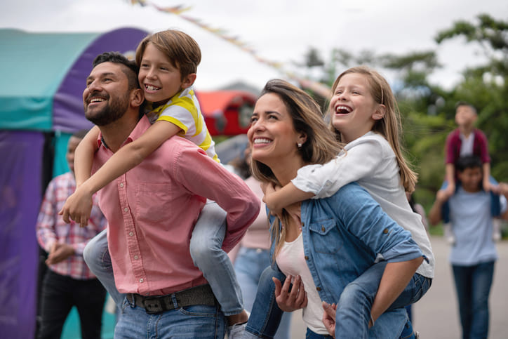 Familie bei einem Jahrmarkt Event in Tuttlingen